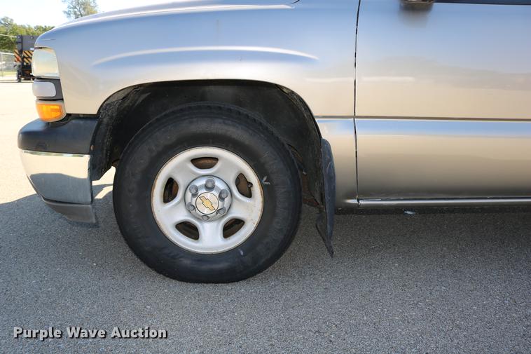 image for item DD0102 2002 Chevrolet Silverado 1500 pickup truck