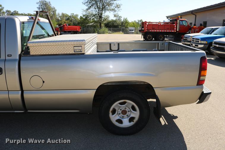 image for item DD0102 2002 Chevrolet Silverado 1500 pickup truck