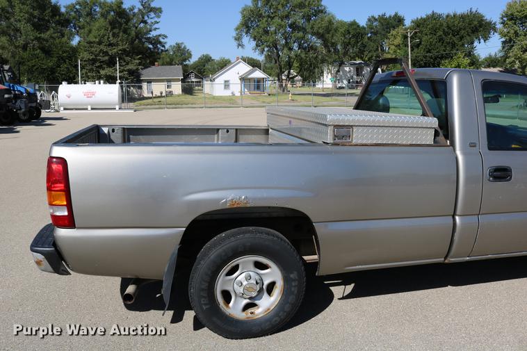 image for item DD0102 2002 Chevrolet Silverado 1500 pickup truck