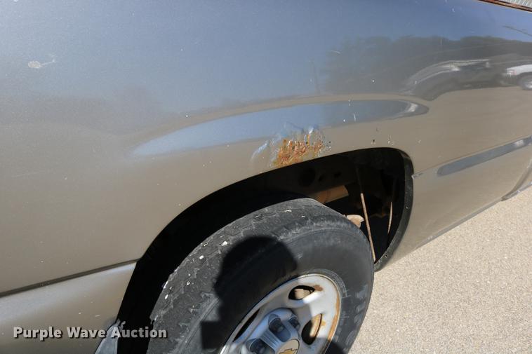 image for item DD0102 2002 Chevrolet Silverado 1500 pickup truck