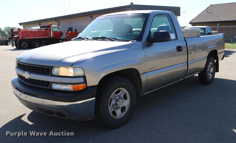image for item DD0103 2002 Chevrolet Silverado 1500 pickup truck