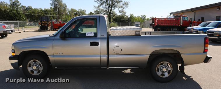 image for item DD0103 2002 Chevrolet Silverado 1500 pickup truck