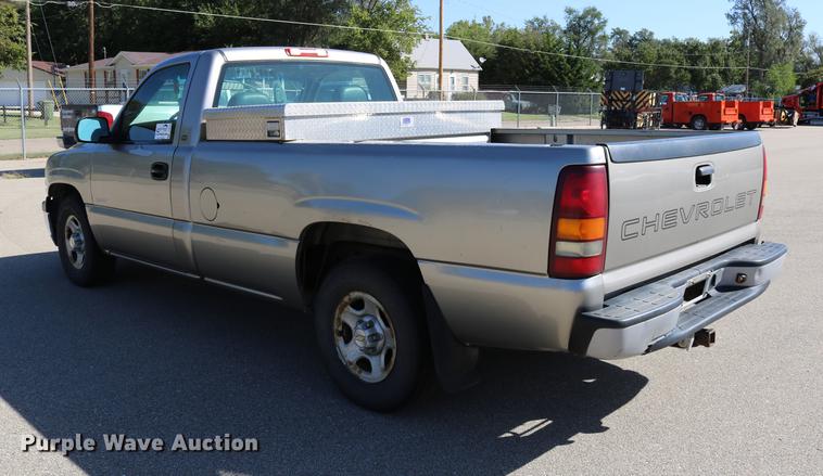 image for item DD0103 2002 Chevrolet Silverado 1500 pickup truck