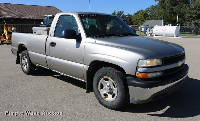 image for item DD0103 2002 Chevrolet Silverado 1500 pickup truck
