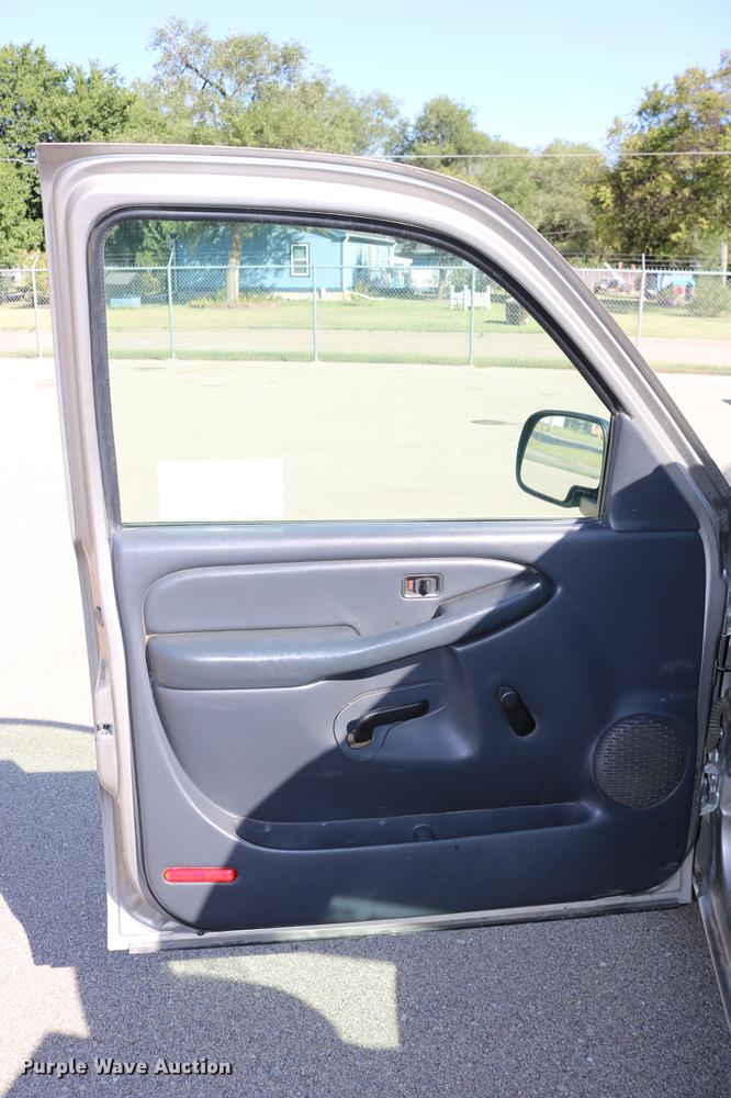 image for item DD0103 2002 Chevrolet Silverado 1500 pickup truck