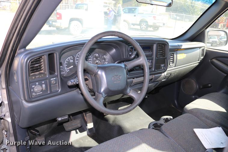 image for item DD0103 2002 Chevrolet Silverado 1500 pickup truck