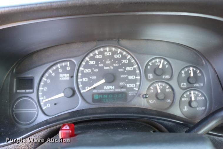 image for item DD0103 2002 Chevrolet Silverado 1500 pickup truck