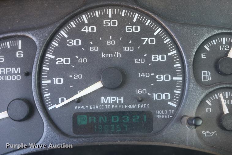 image for item DD0103 2002 Chevrolet Silverado 1500 pickup truck