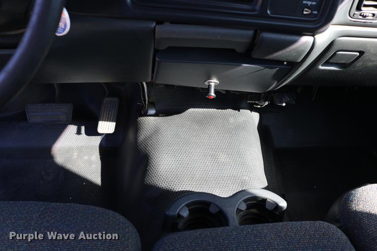 image for item DD0103 2002 Chevrolet Silverado 1500 pickup truck