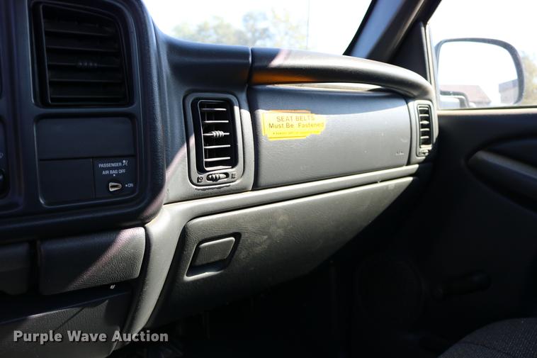 image for item DD0103 2002 Chevrolet Silverado 1500 pickup truck