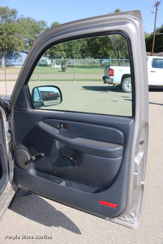 image for item DD0103 2002 Chevrolet Silverado 1500 pickup truck