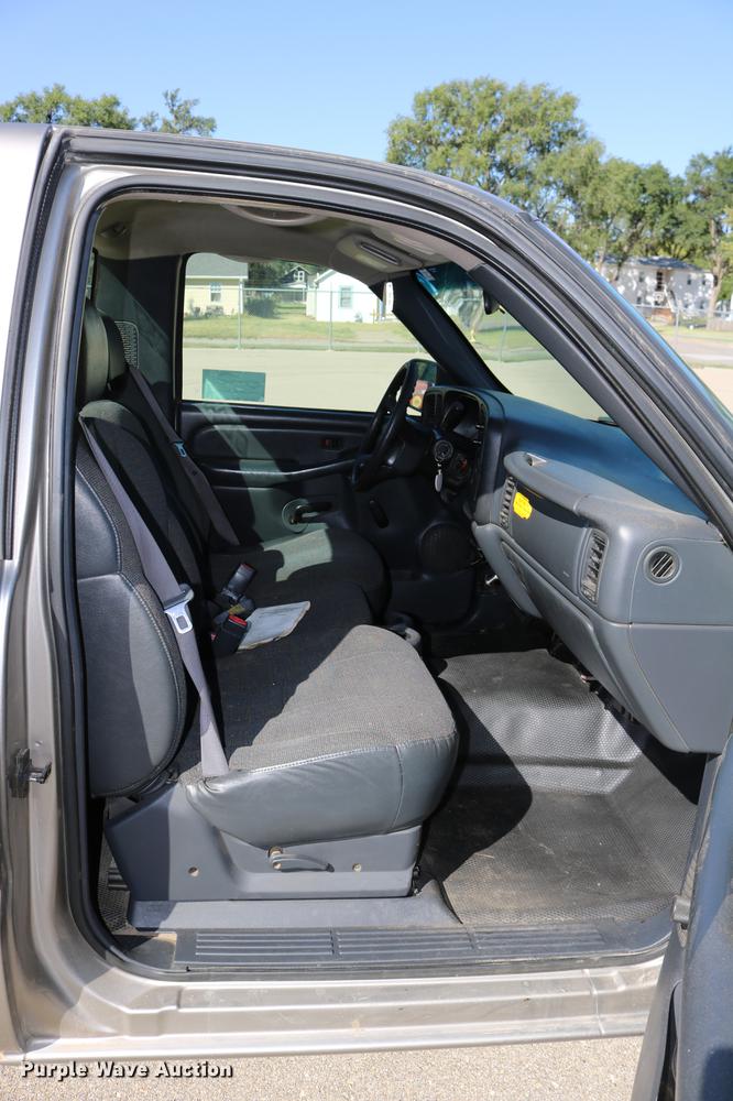 image for item DD0103 2002 Chevrolet Silverado 1500 pickup truck