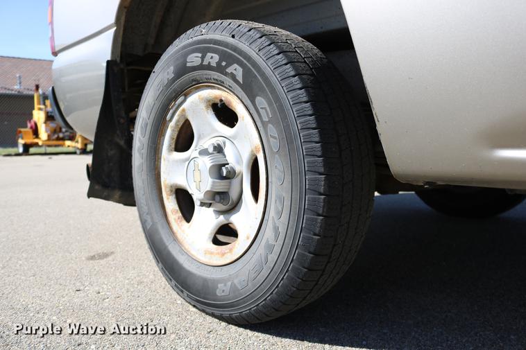 image for item DD0103 2002 Chevrolet Silverado 1500 pickup truck