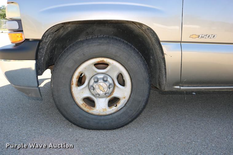 image for item DD0103 2002 Chevrolet Silverado 1500 pickup truck