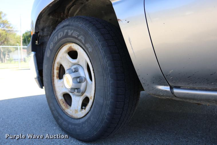 image for item DD0103 2002 Chevrolet Silverado 1500 pickup truck