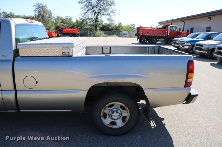 image for item DD0103 2002 Chevrolet Silverado 1500 pickup truck