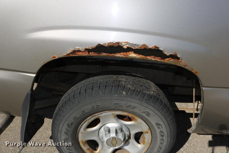 image for item DD0103 2002 Chevrolet Silverado 1500 pickup truck