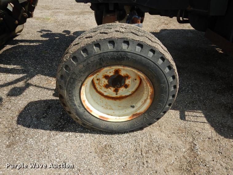 image for item DD0780 2002 New Holland TS100 tractor