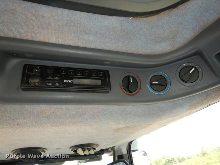 image for item DD0780 2002 New Holland TS100 tractor