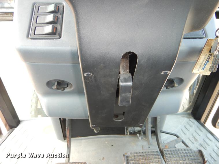 image for item DD0780 2002 New Holland TS100 tractor