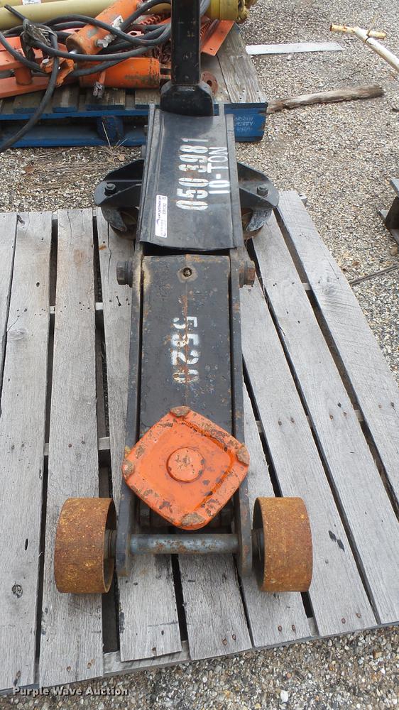 1981 Walker 93660 floor jack in Hutchinson, KS Item EB9282 sold