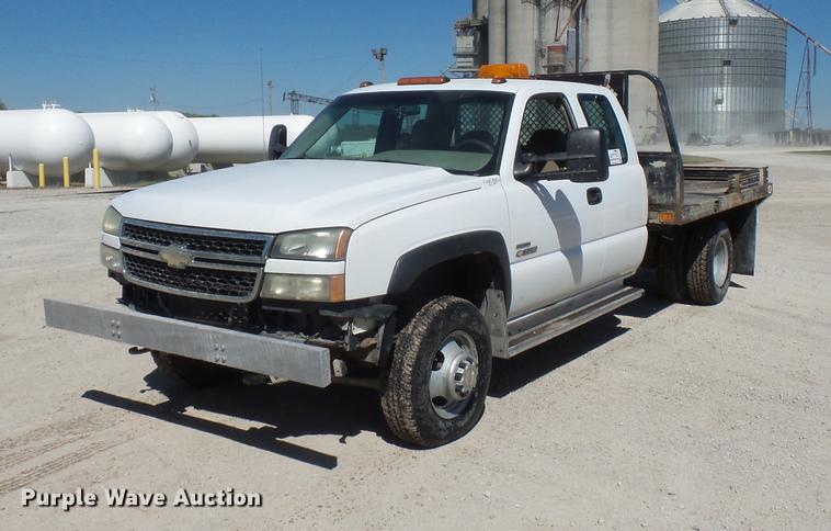 image for item DA0757 2006 Chevrolet Silverado 3500 Ext. Cab flatbed pickup truck