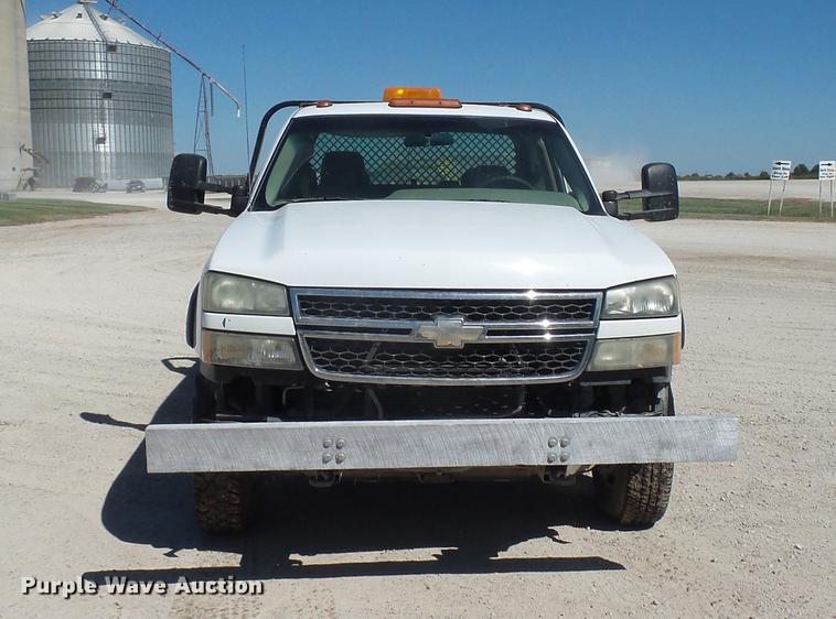 image for item DA0757 2006 Chevrolet Silverado 3500 Ext. Cab flatbed pickup truck