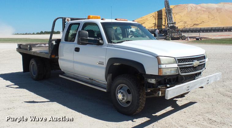 image for item DA0757 2006 Chevrolet Silverado 3500 Ext. Cab flatbed pickup truck