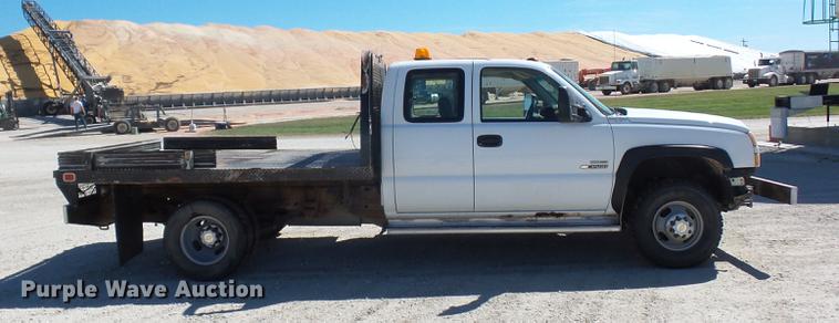 image for item DA0757 2006 Chevrolet Silverado 3500 Ext. Cab flatbed pickup truck