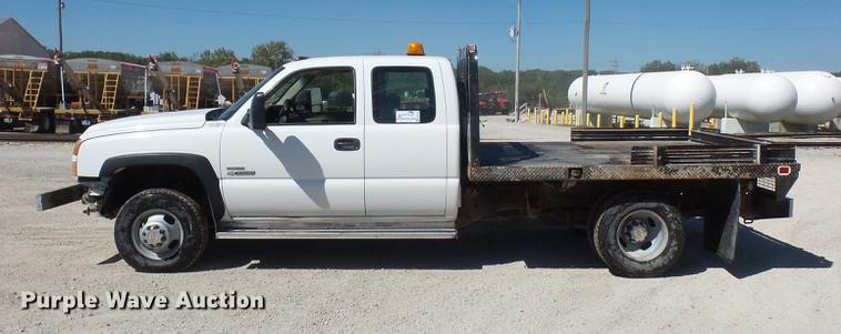 image for item DA0757 2006 Chevrolet Silverado 3500 Ext. Cab flatbed pickup truck