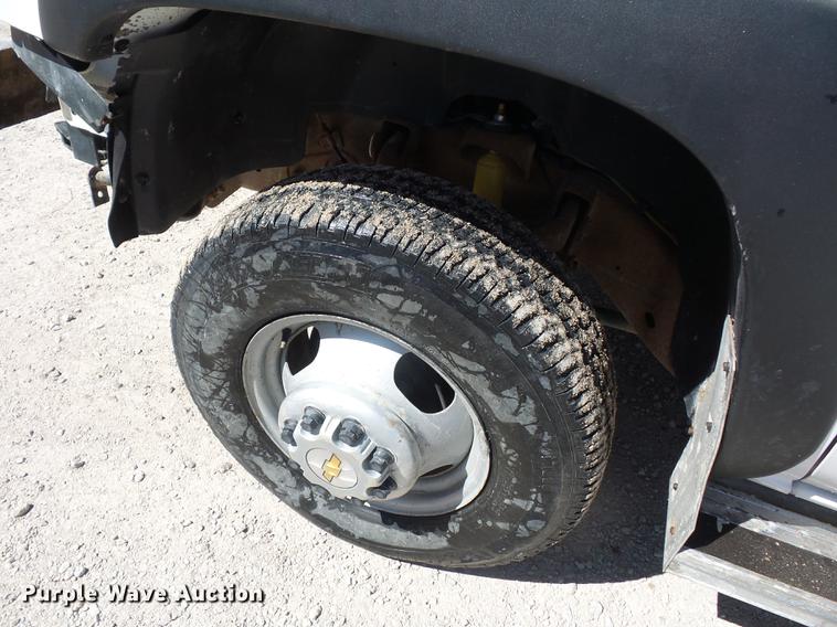 image for item DA0757 2006 Chevrolet Silverado 3500 Ext. Cab flatbed pickup truck