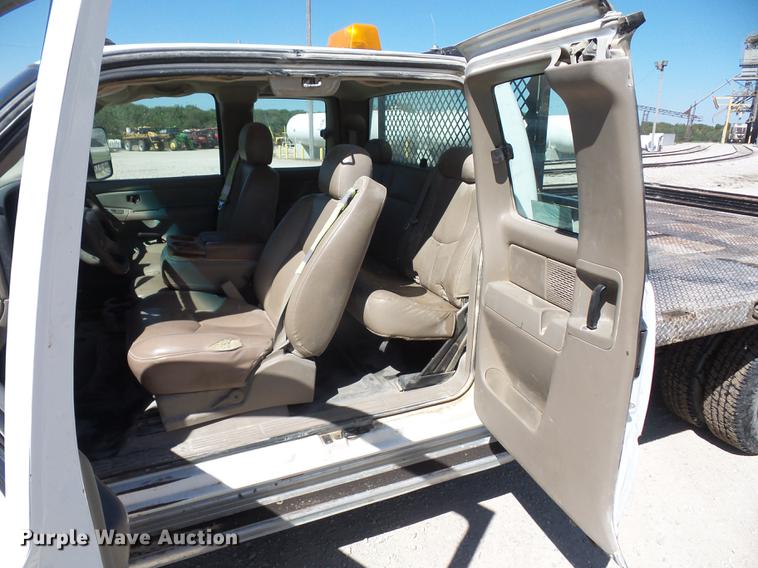 image for item DA0757 2006 Chevrolet Silverado 3500 Ext. Cab flatbed pickup truck