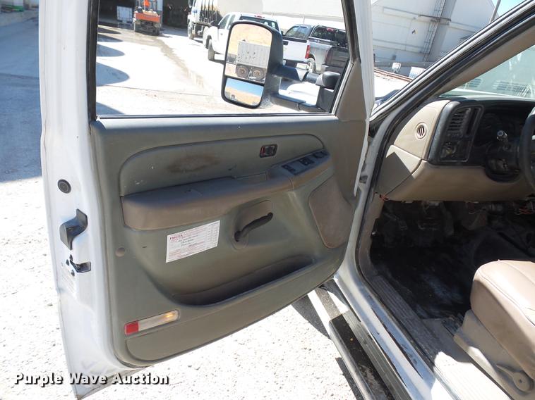 image for item DA0757 2006 Chevrolet Silverado 3500 Ext. Cab flatbed pickup truck