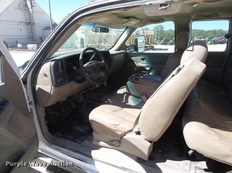 image for item DA0757 2006 Chevrolet Silverado 3500 Ext. Cab flatbed pickup truck