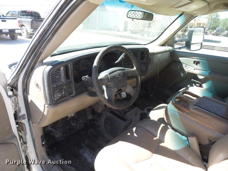 image for item DA0757 2006 Chevrolet Silverado 3500 Ext. Cab flatbed pickup truck