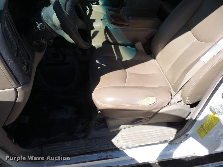 image for item DA0757 2006 Chevrolet Silverado 3500 Ext. Cab flatbed pickup truck