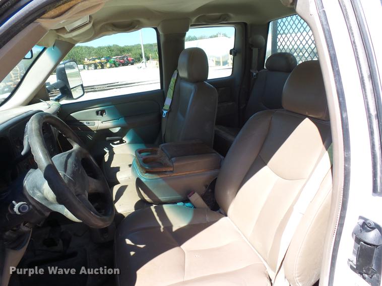 image for item DA0757 2006 Chevrolet Silverado 3500 Ext. Cab flatbed pickup truck