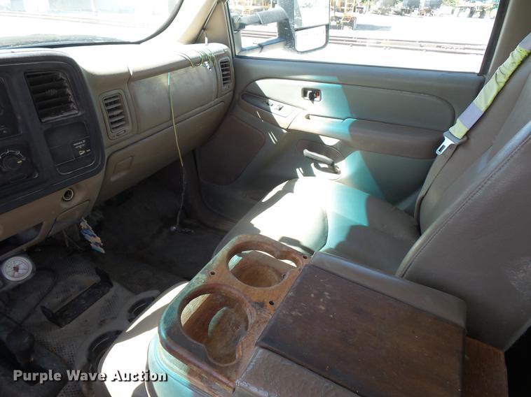 image for item DA0757 2006 Chevrolet Silverado 3500 Ext. Cab flatbed pickup truck