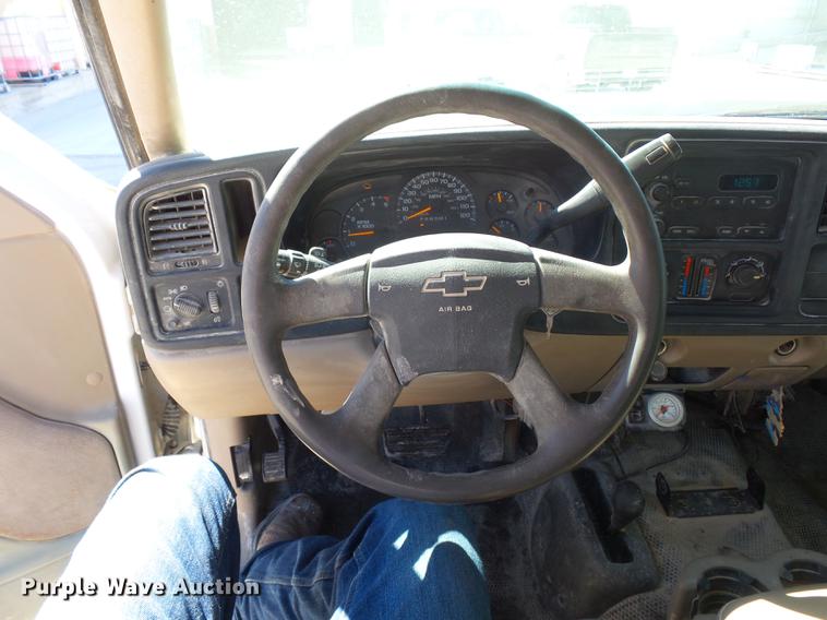 image for item DA0757 2006 Chevrolet Silverado 3500 Ext. Cab flatbed pickup truck