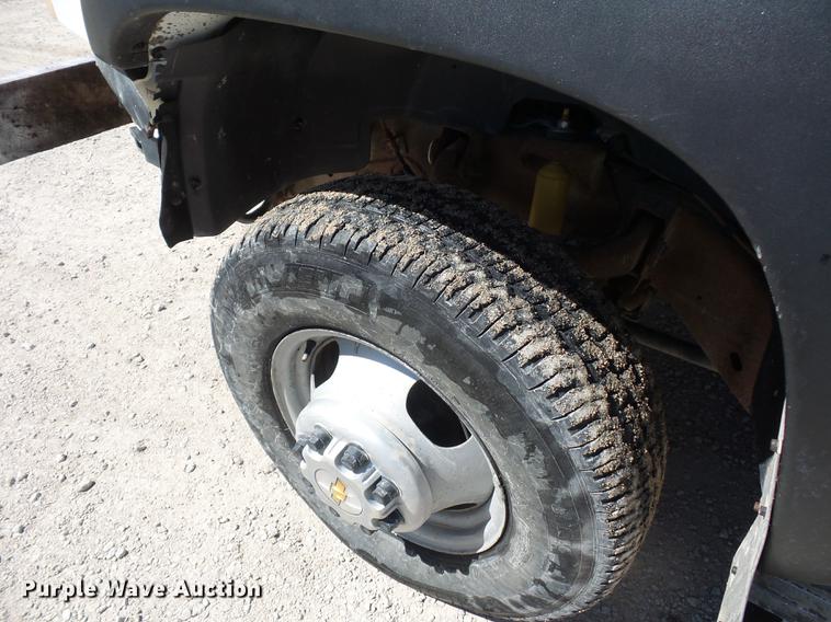 image for item DA0757 2006 Chevrolet Silverado 3500 Ext. Cab flatbed pickup truck