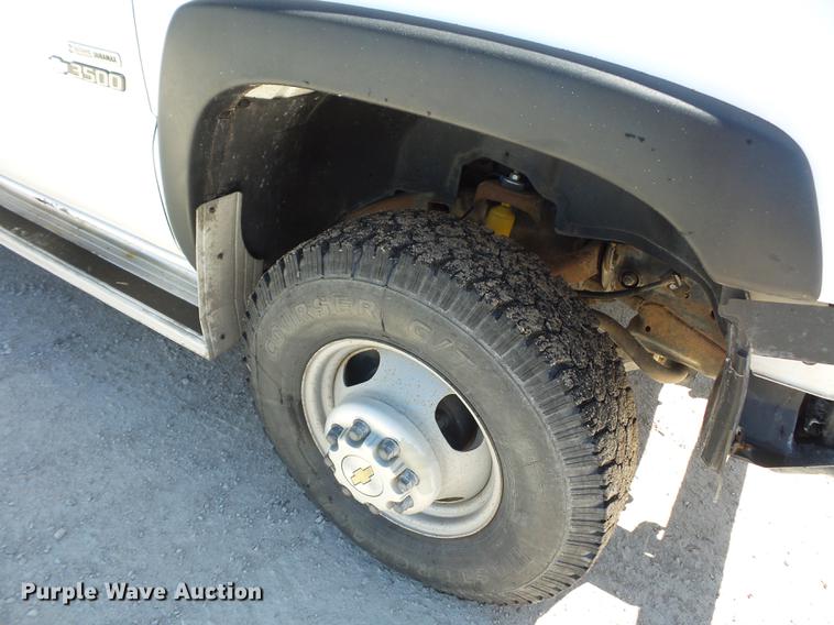 image for item DA0757 2006 Chevrolet Silverado 3500 Ext. Cab flatbed pickup truck