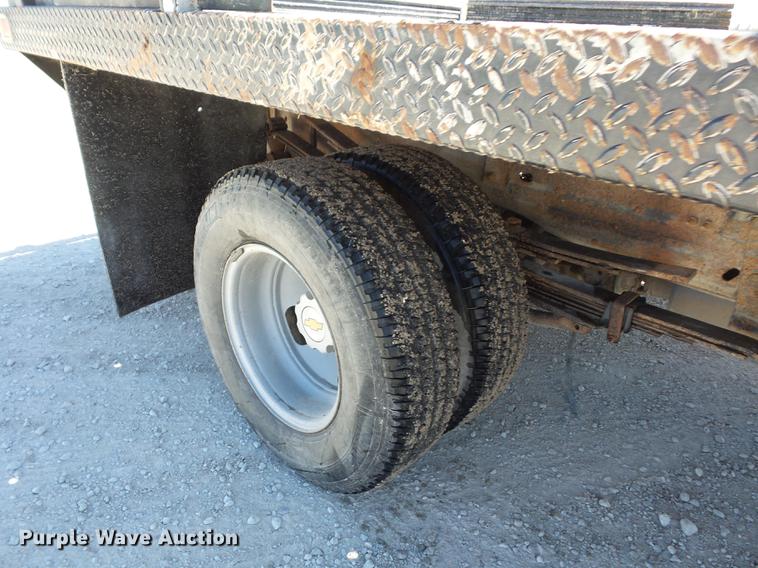 image for item DA0757 2006 Chevrolet Silverado 3500 Ext. Cab flatbed pickup truck