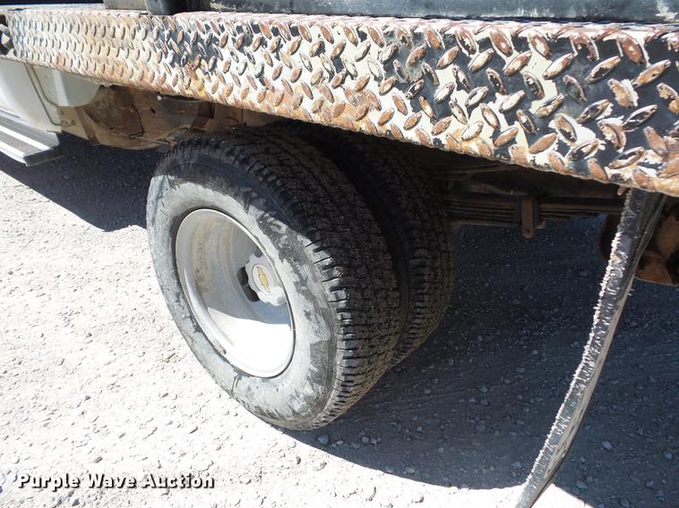 image for item DA0757 2006 Chevrolet Silverado 3500 Ext. Cab flatbed pickup truck