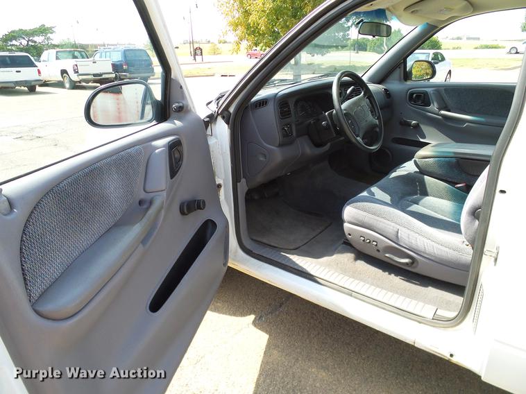image for item DA6896 1999 Dodge Dakota Club Cab pickup truck