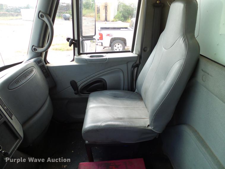 image for item DA6901 2005 International DuraStar 4300 box truck