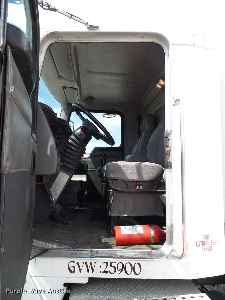 image for item DA6902 2006 Kenworth T300 box truck