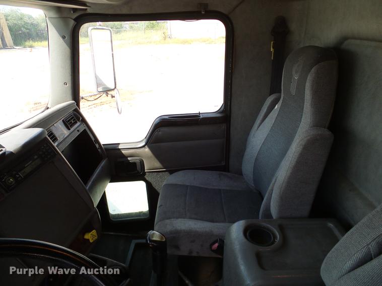 image for item DA6902 2006 Kenworth T300 box truck