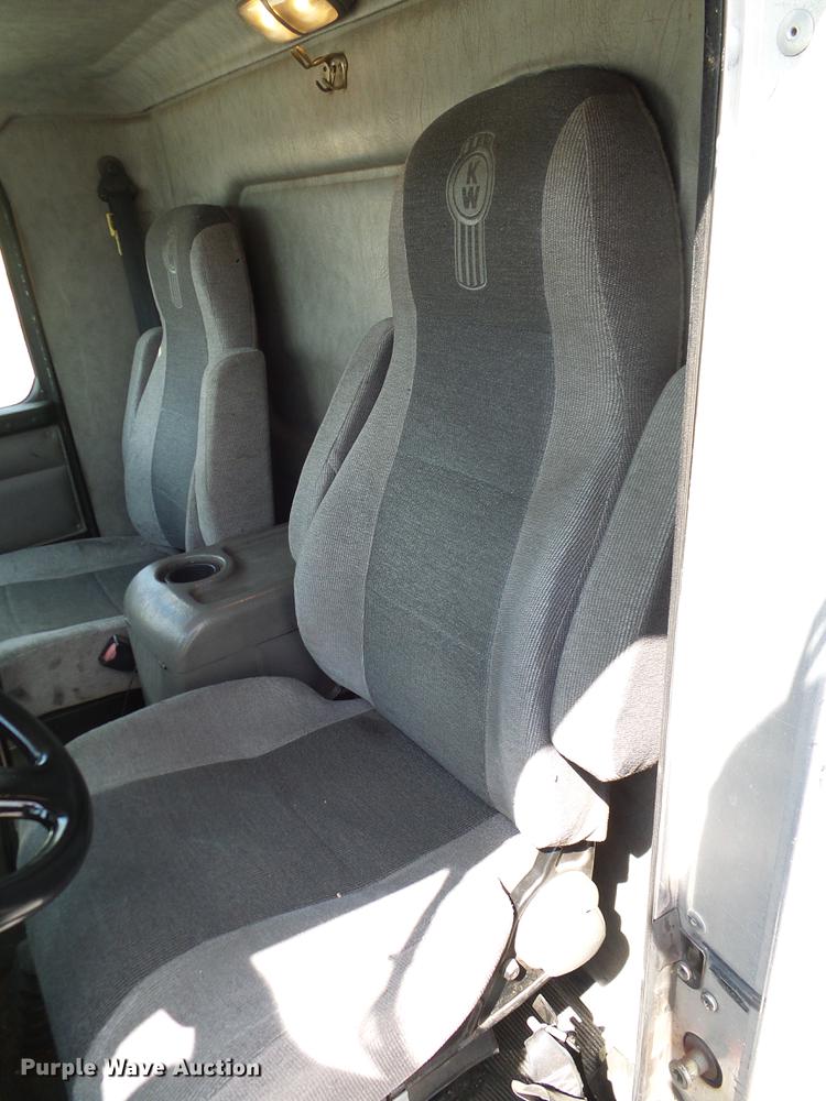 image for item DA6902 2006 Kenworth T300 box truck