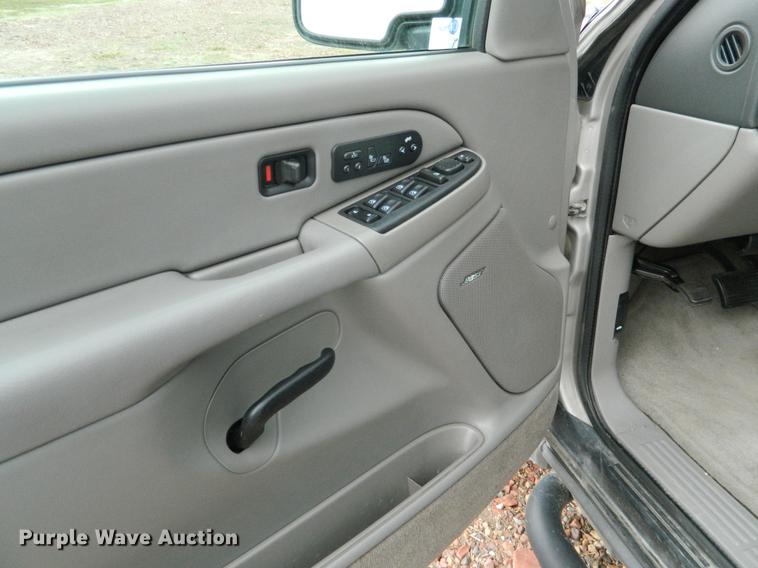 image for item DB1157 2005 Chevrolet Suburban 1500 Z71 SUV