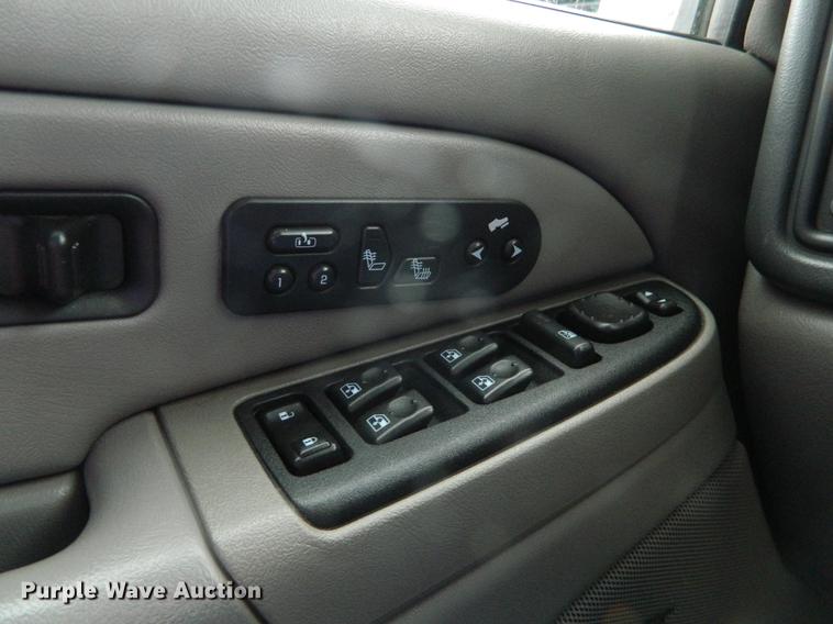 image for item DB1157 2005 Chevrolet Suburban 1500 Z71 SUV